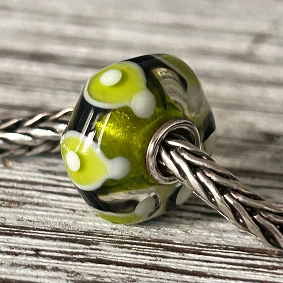 TROLLBEADS Green & White Eyes Unique LAA 925S NEW! Dark Chartreuse - Picture 1 of 7